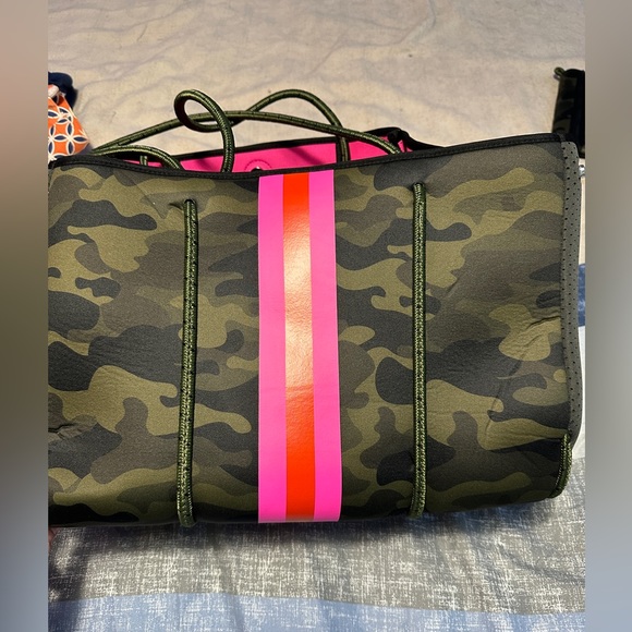 HAUTE SHORE Handbags - Haute Shore GREYSON SHOWOFF Tote Purse Green Camo / Pink Orange Stripe Bag